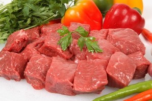 Chopped cubes of beef with bell peppers.