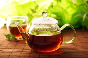 A glass pot of black tea.